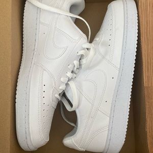 Women nike court vision low size 9 in women’s and 7.5 in mens